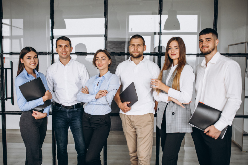 gruppo-di-persone-che-elaborano-business-plan