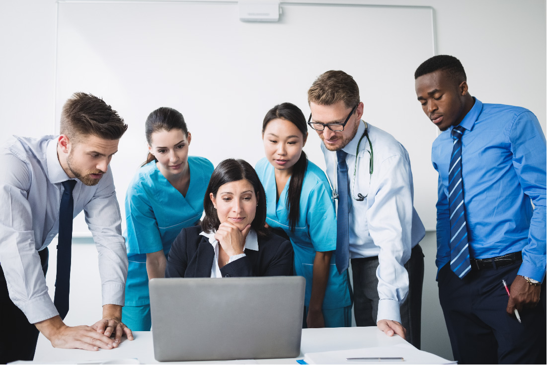 team-di-medici-discutendo-su-laptopl-in-riunione
